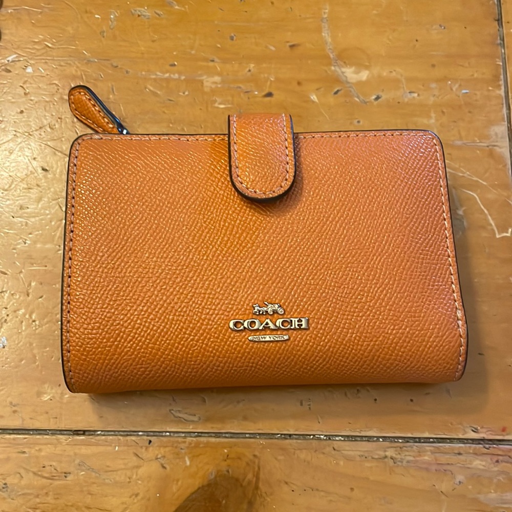 ❗️SOLD❗️Medium Corner Zip Coach Wallet